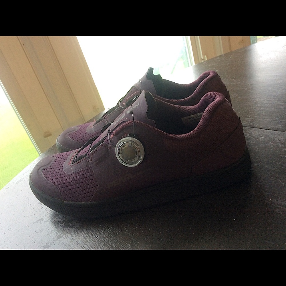 Womens Flat pedal cycling shoes. Size 7